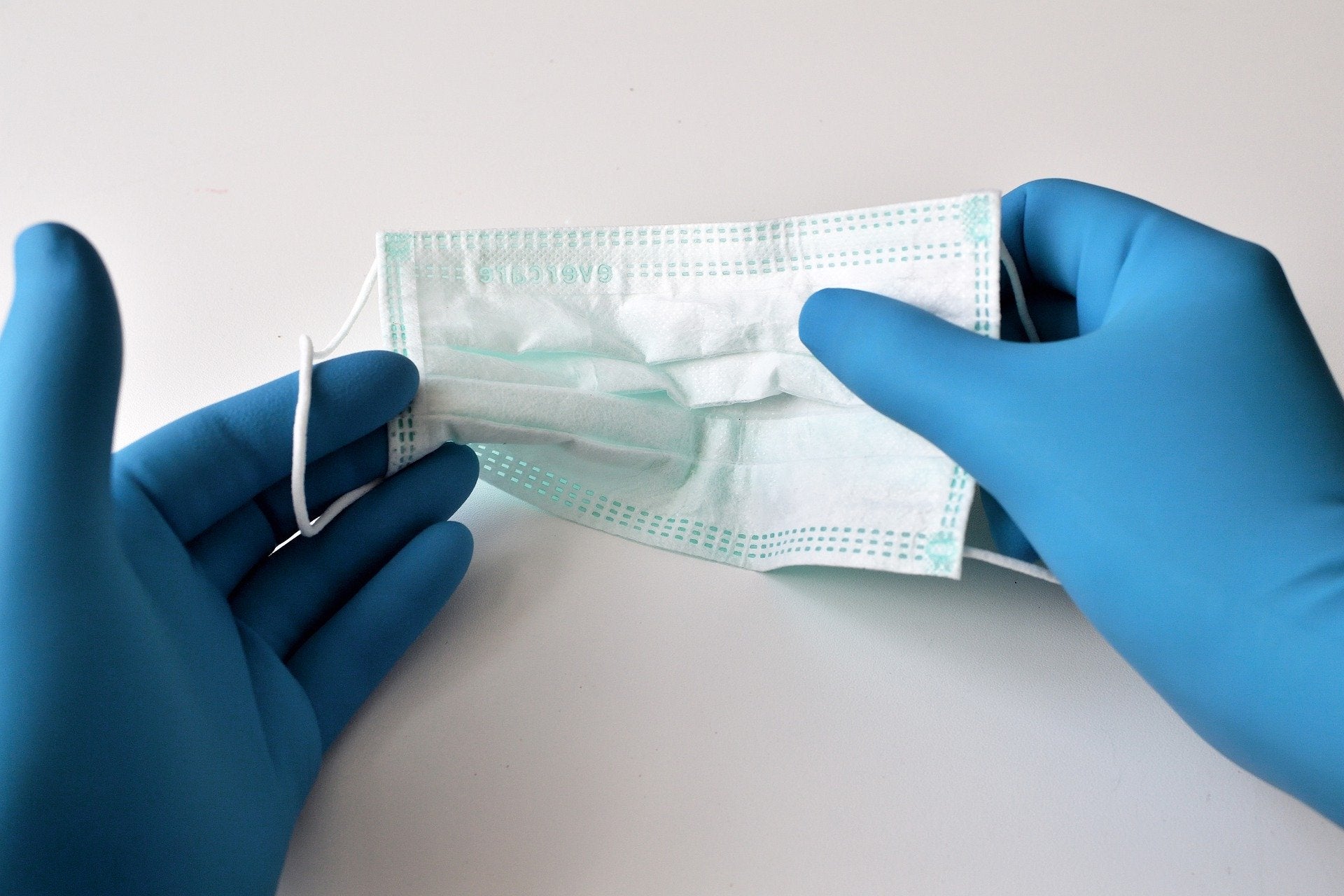 Coronavirus e rifiuti: come smaltire guanti e mascherine